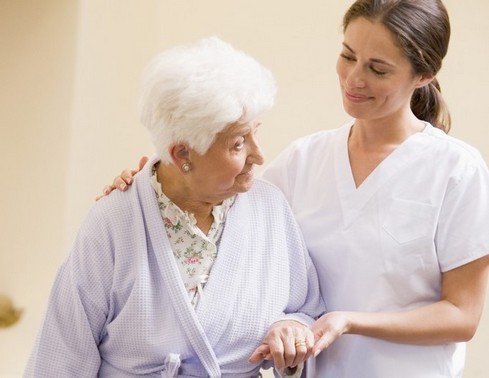 infirmière avec patient en état d'urgence